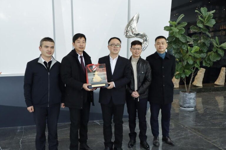 Mayor Dai Xuqiang and his delegation from Yueqing Municipal People’s Government visited our company to extend their greetings as part of the “Spring Festival for Yueqing Businessmen” initiative.