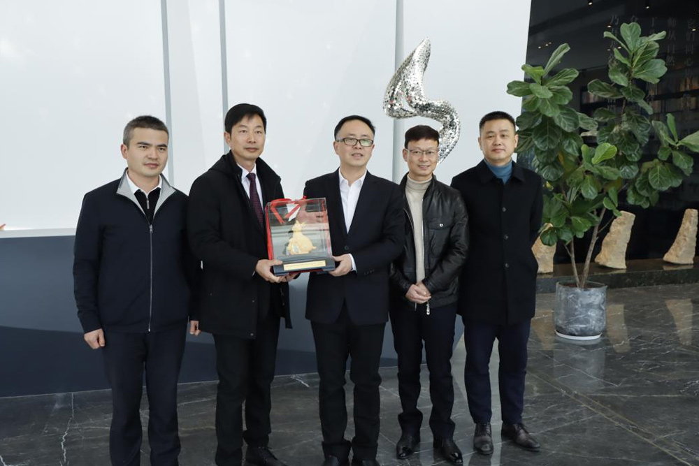 ZUCH Technology representatives holding a recognition plaque during the Yueqing municipal visit